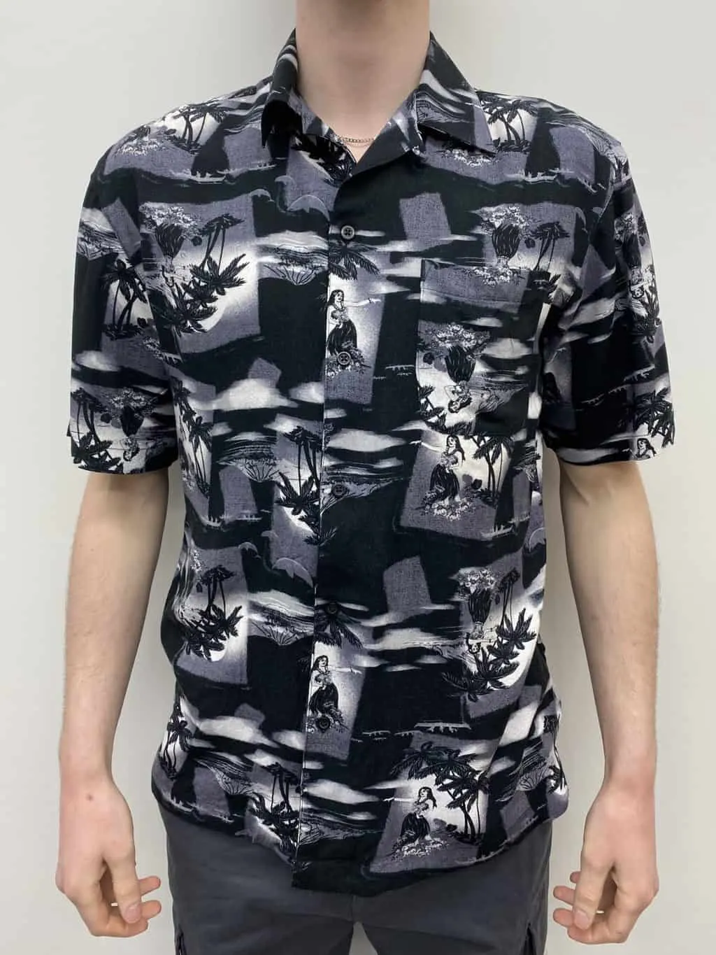 Mens vintage Hawaiian shirt with hula dancer print in monochrome black white and grey – Medium