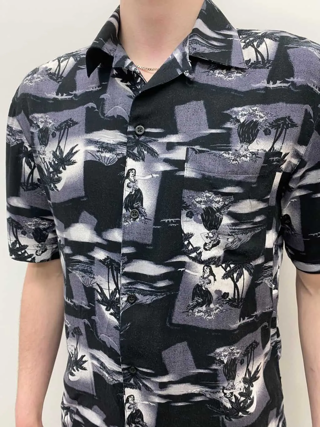 Mens vintage Hawaiian shirt with hula dancer print in monochrome black white and grey – Medium