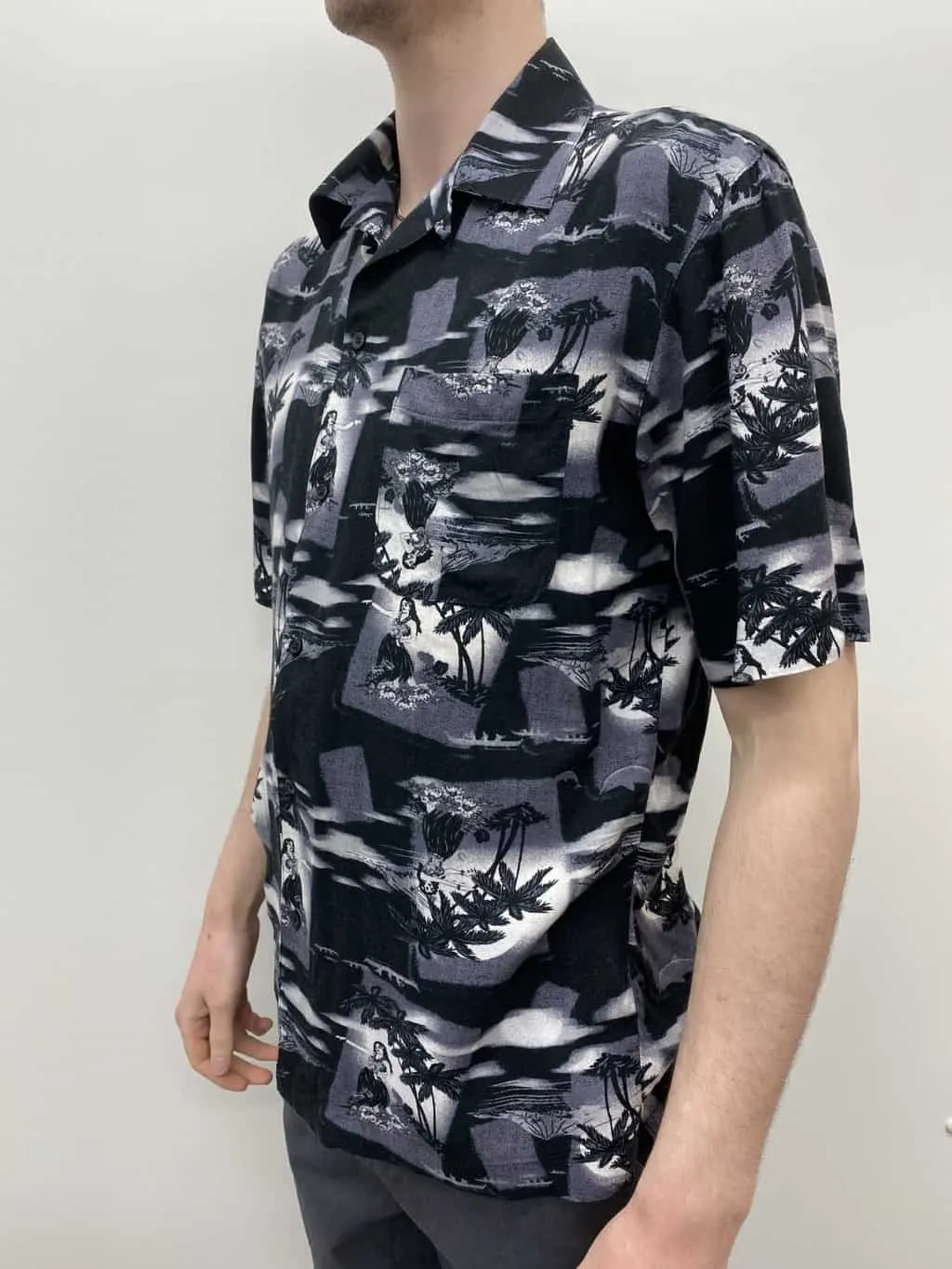 Mens vintage Hawaiian shirt with hula dancer print in monochrome black white and grey – Medium