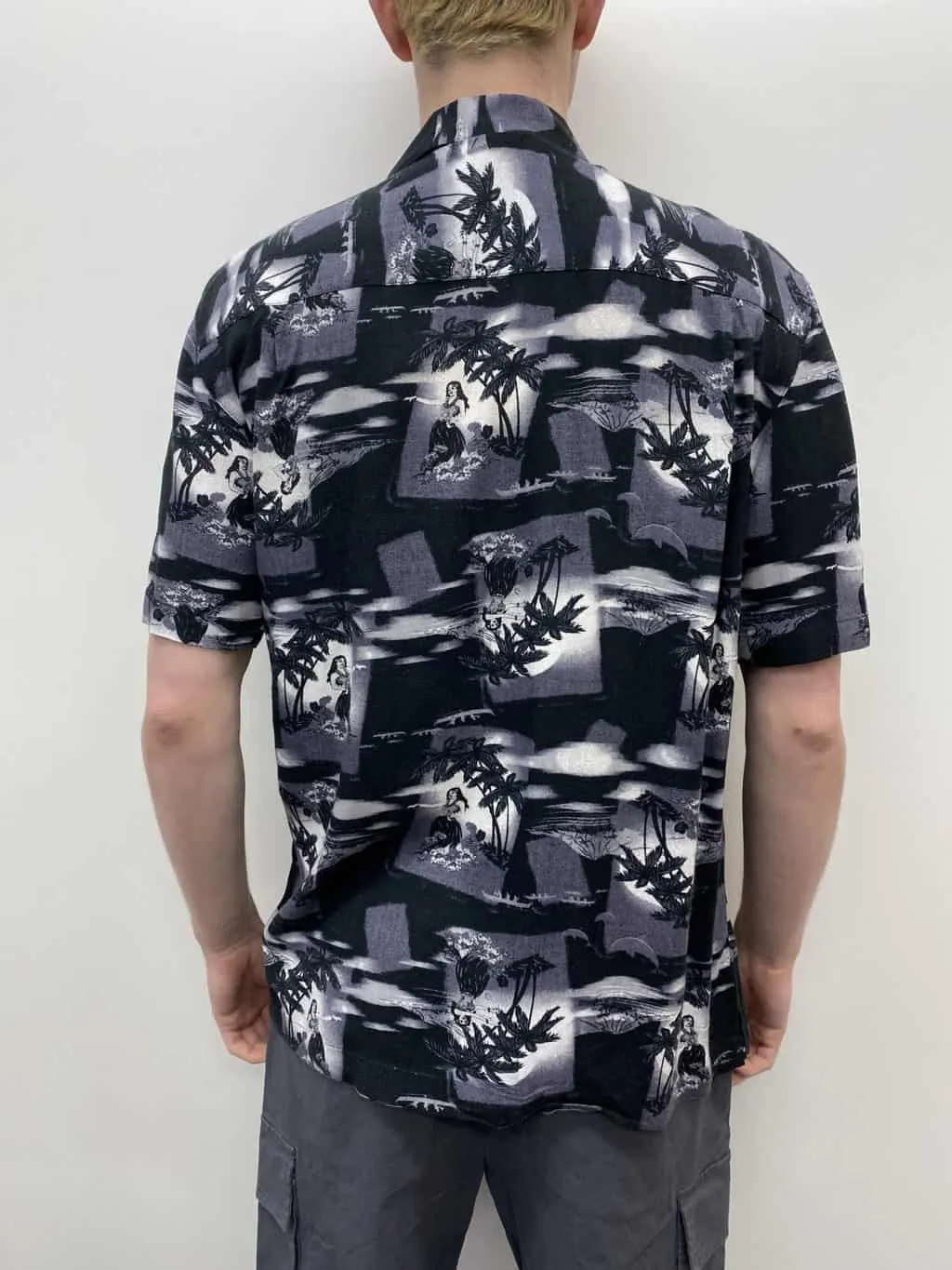 Mens vintage Hawaiian shirt with hula dancer print in monochrome black white and grey – Medium