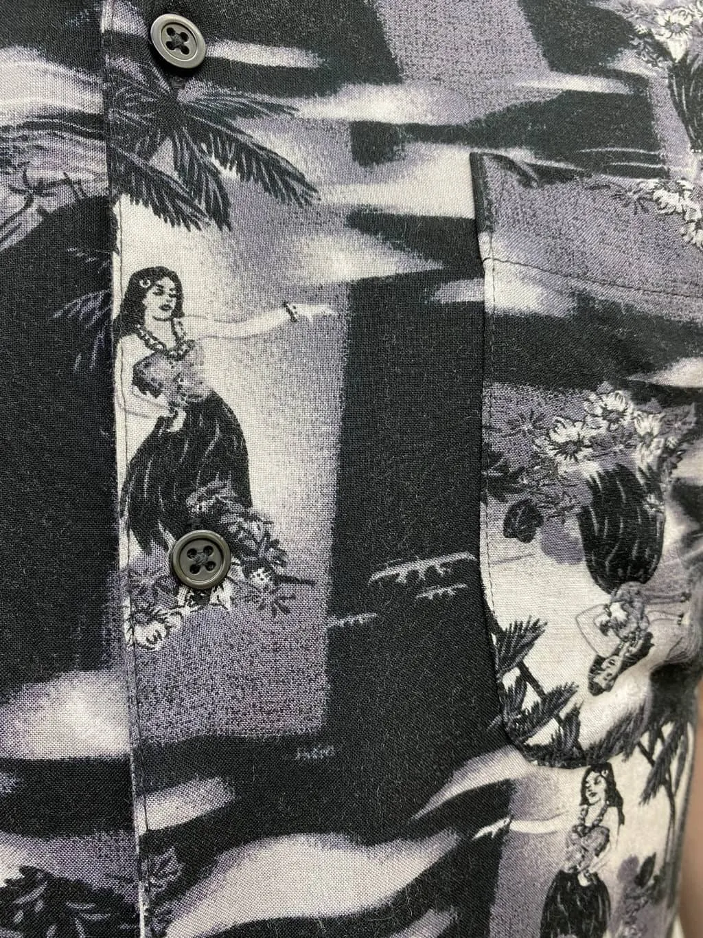 Mens vintage Hawaiian shirt with hula dancer print in monochrome black white and grey – Medium