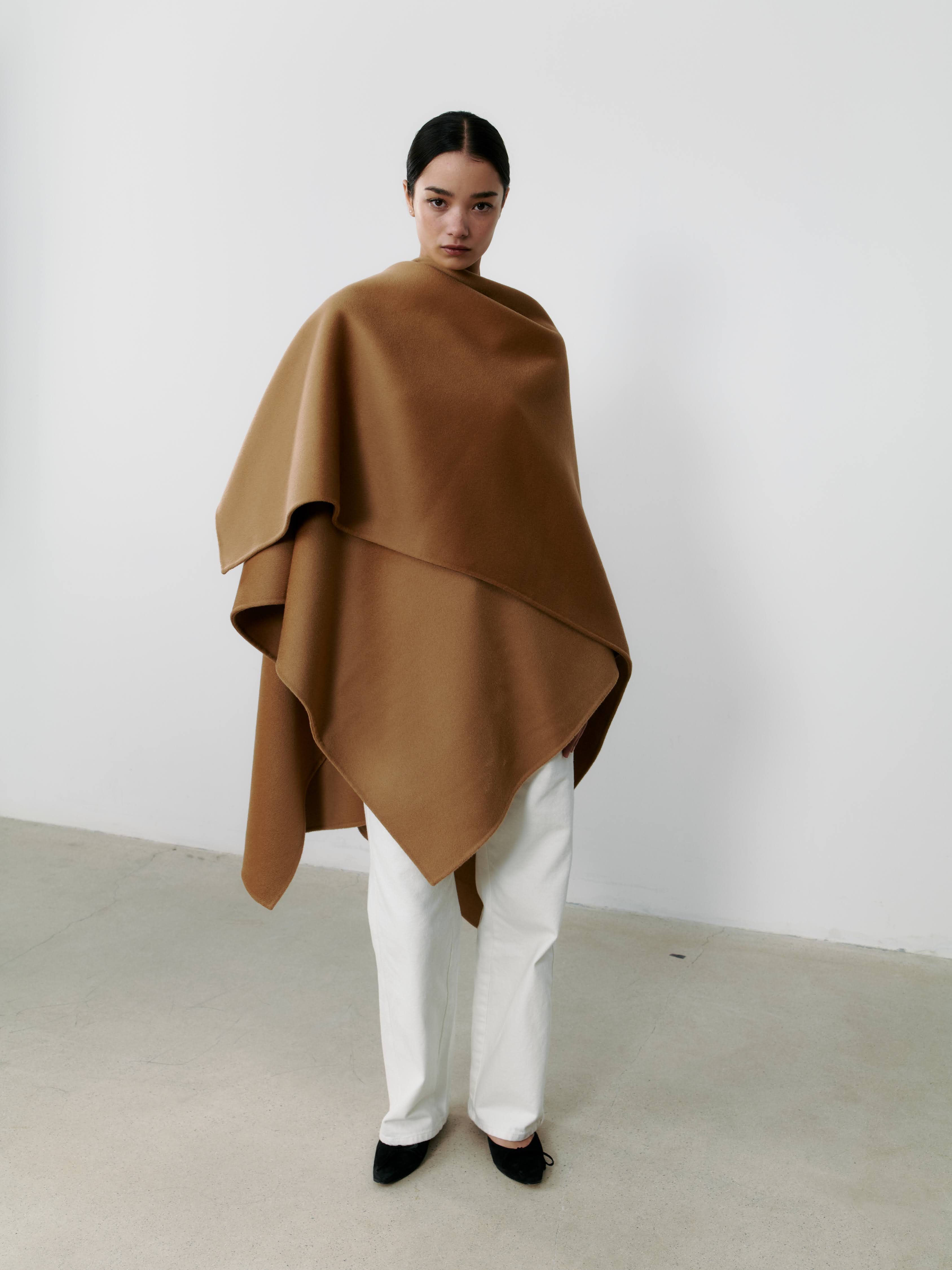 THE CASHMERE CAPE - CAMEL