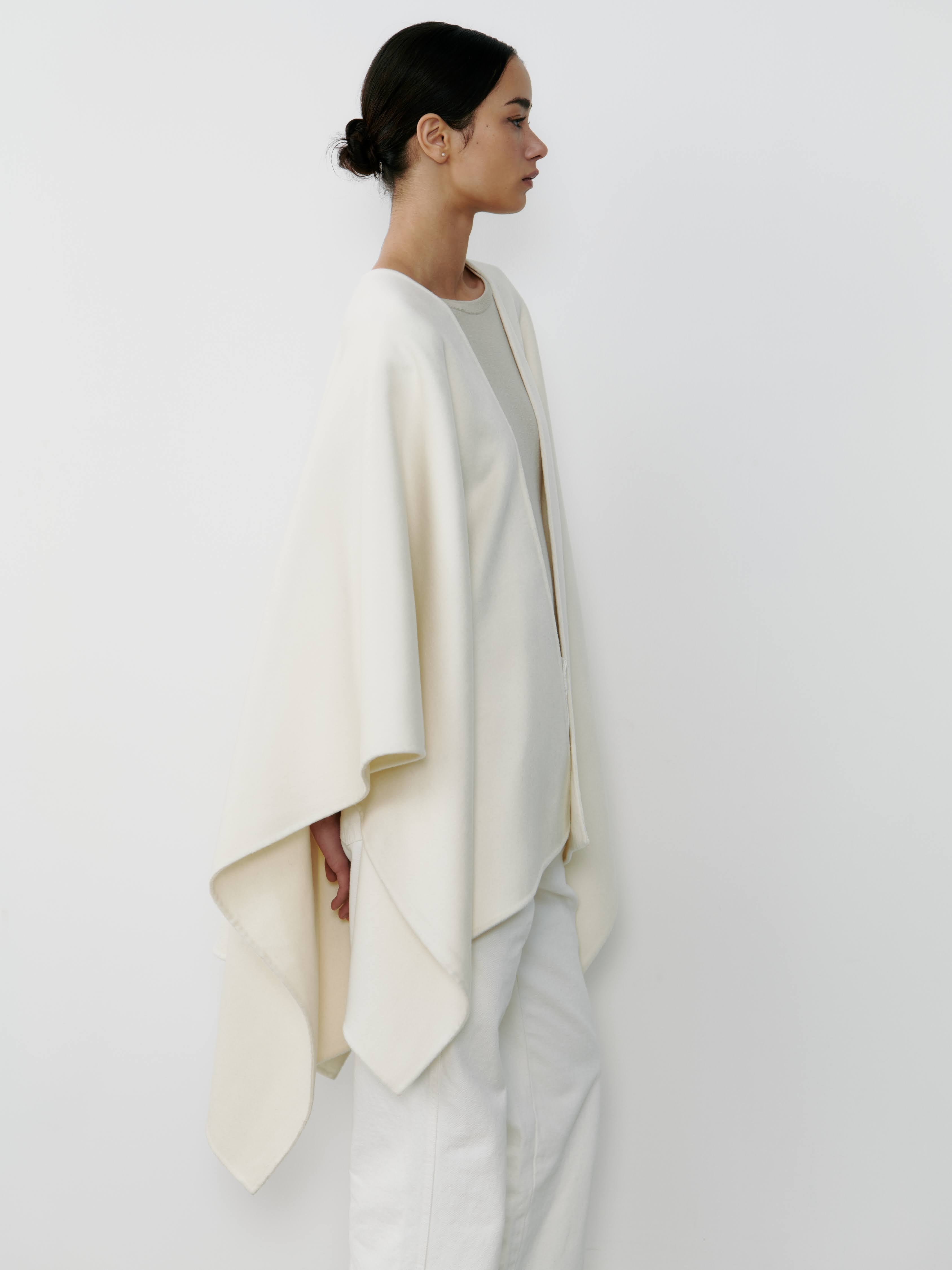 THE CASHMERE CAPE - WHITE