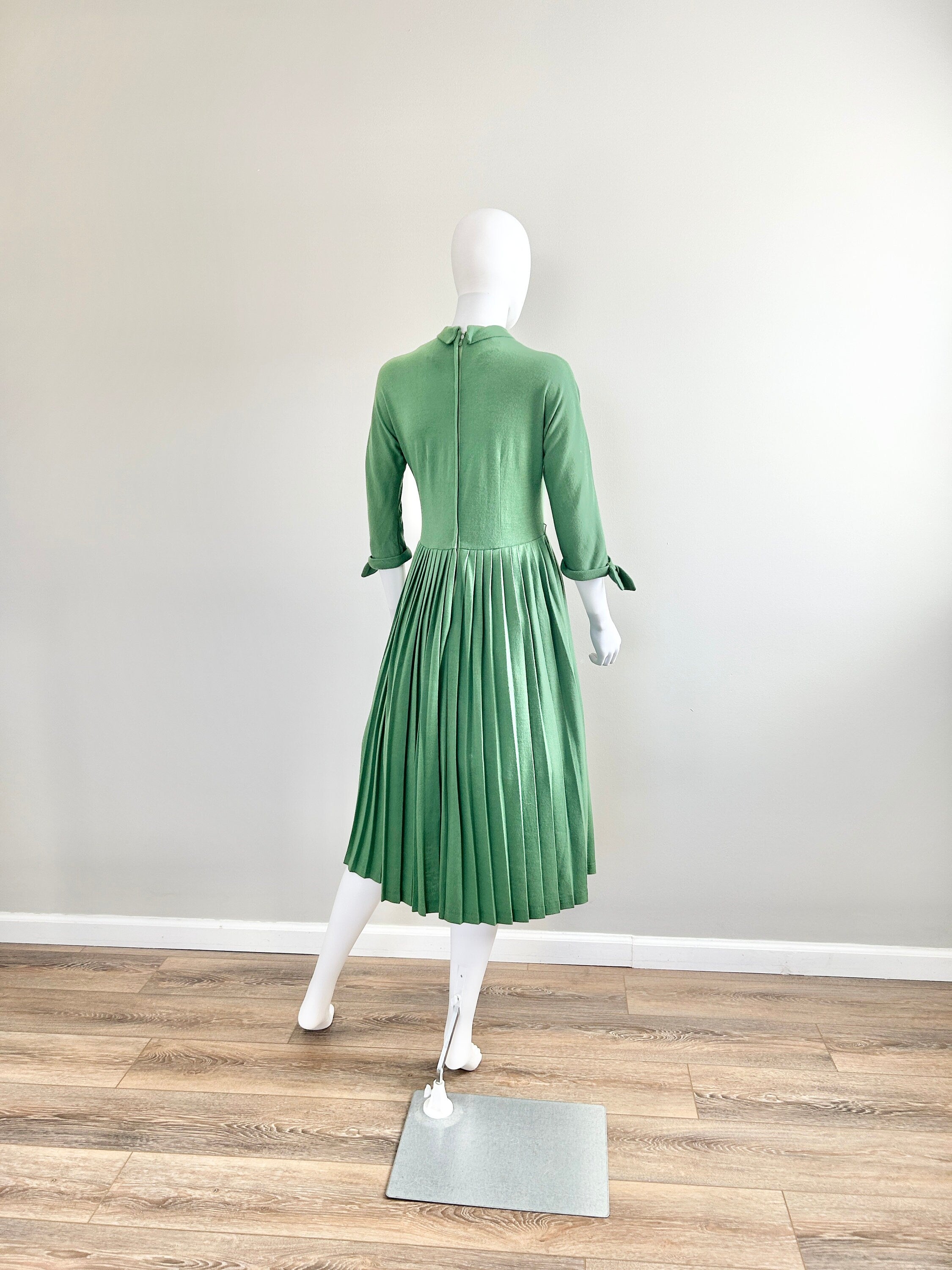 Vintage 1960s Green Plus Sized Knit Dress / 60s Retro Dress / Size XL